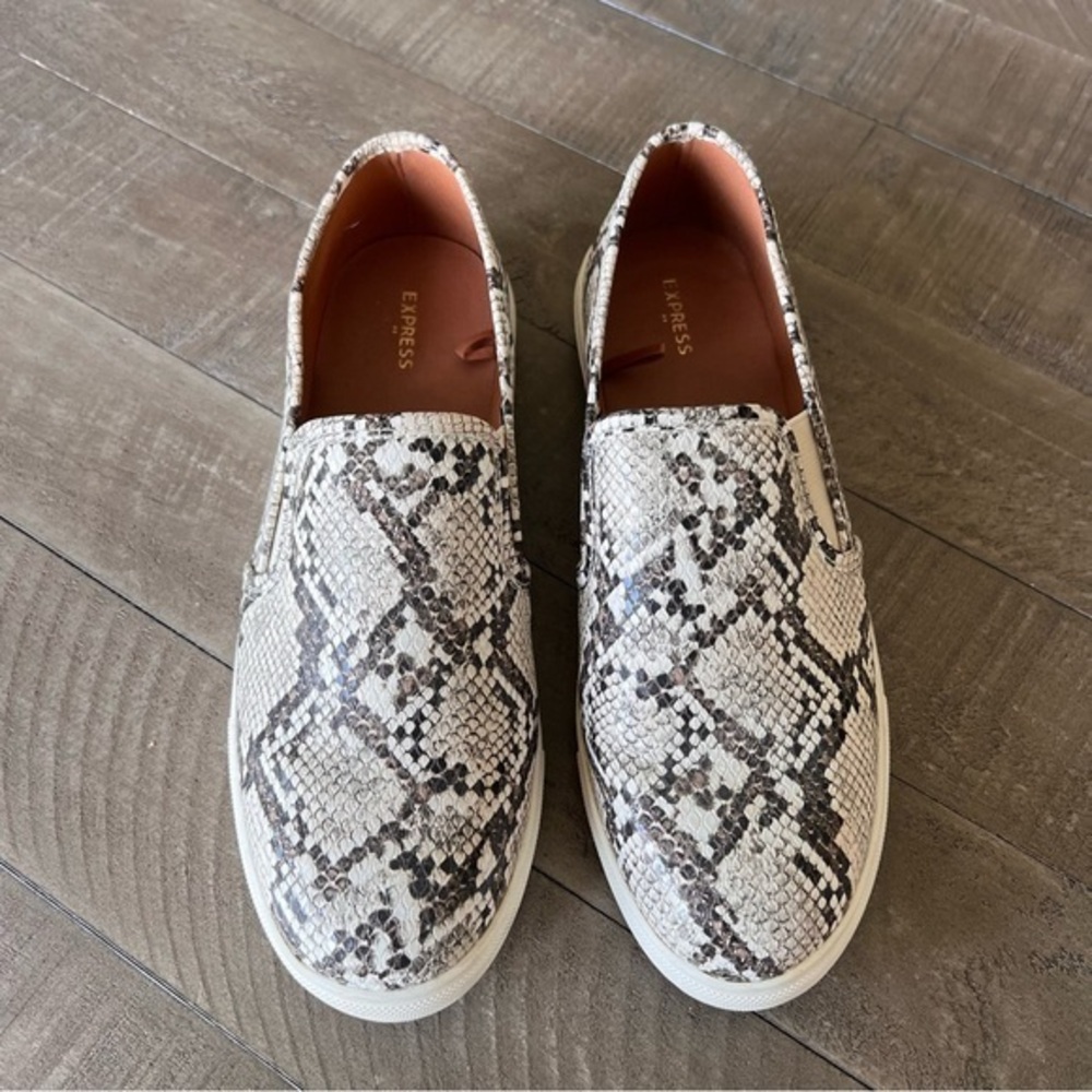 Express Shoes Womens 10 Loafers Slip On Snakeskin Print White Black Faux Leather
